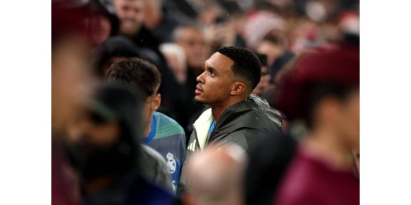 Trent Alexander-Arnold verscheen op Anfield als vervanger voor Real Madrid Trent Alexander-Arnold verscheen op Anfield als vervanger voor Real Madrid